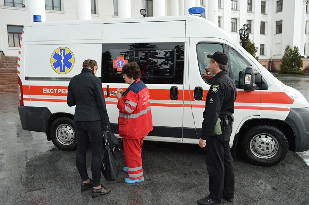 V Kramatorske policejskij pomog devushke s ostroj allergicheskoj reakciej