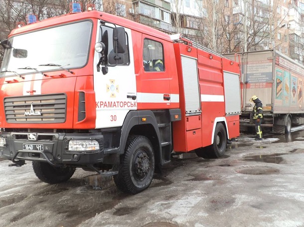 V Kramatorske spasateli okazali pomoshh zastrjavshemu na skolzkoj doroge gruzoviku 3