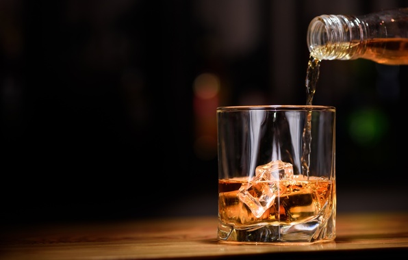 viski alkogol led stakan