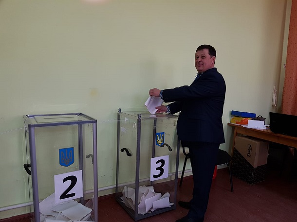 Chto dumajut o prohodjashhih segodnja vyborah Prezidenta Ukrainy izvestnye kramatorchane 2