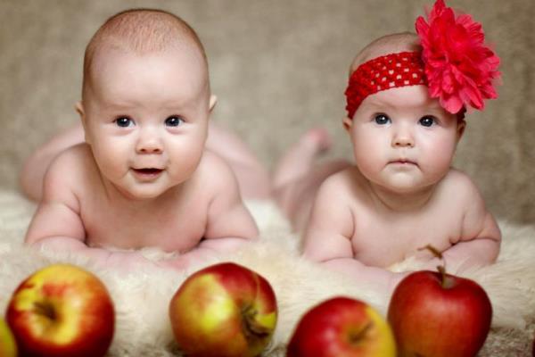 children with apples 2K wallpaper