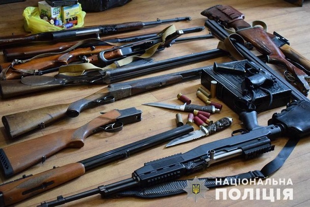 Bolee 300 edinic oruzhija i 100 min sdali zhiteli Doneckoj oblasti policii za mesjac 1