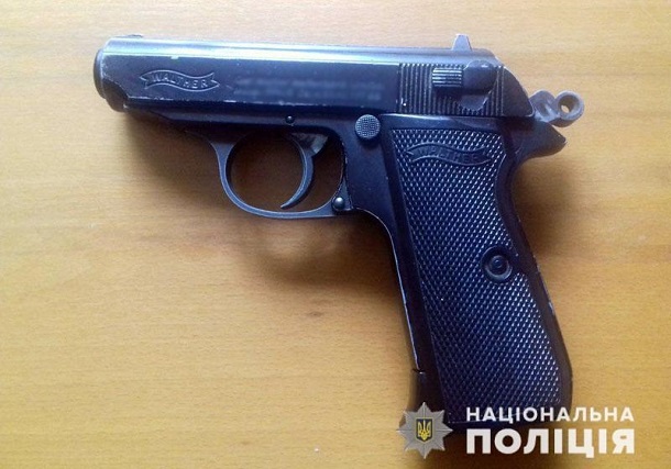 Bolee 300 edinic oruzhija i 100 min sdali zhiteli Doneckoj oblasti policii za mesjac 4