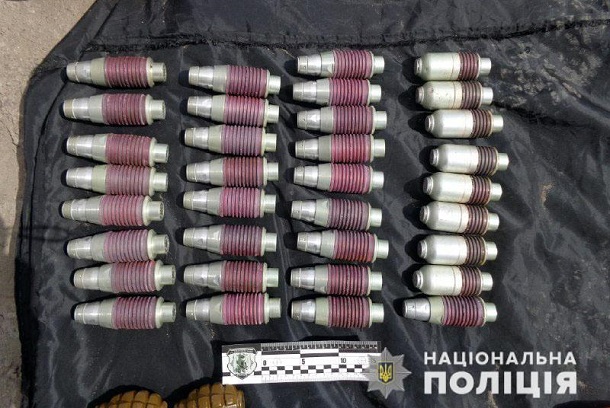 Bolee 300 edinic oruzhija i 100 min sdali zhiteli Doneckoj oblasti policii za mesjac 5