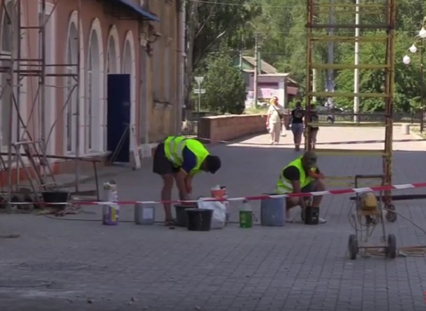 V Kramatorske na ulice Triumfalnoj remontirujut fasady 2