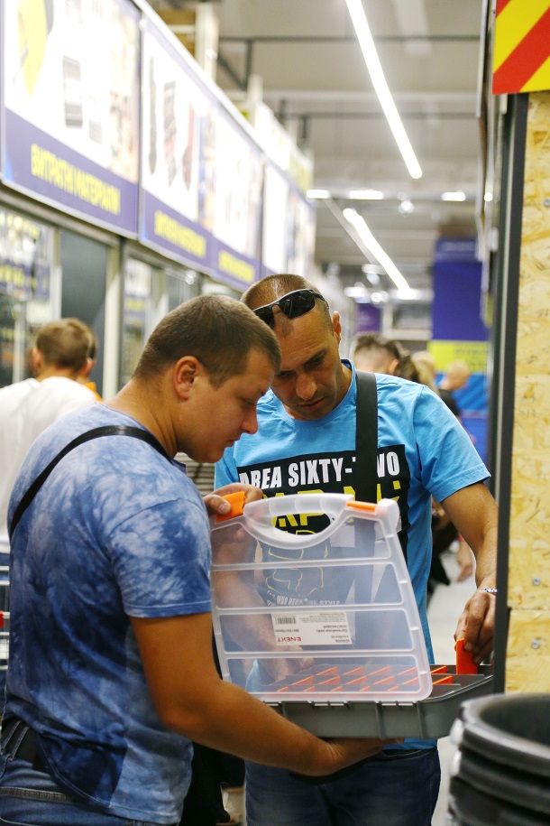 V Kramatorske otkrylsja gipermarket Jepicentr 5