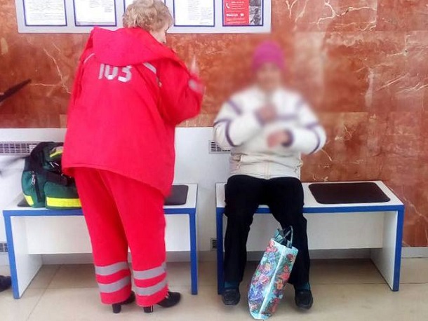 V Kramatorske patrulnye okazali pomoshh zhenshhine na zheleznodorozhnom vokzale