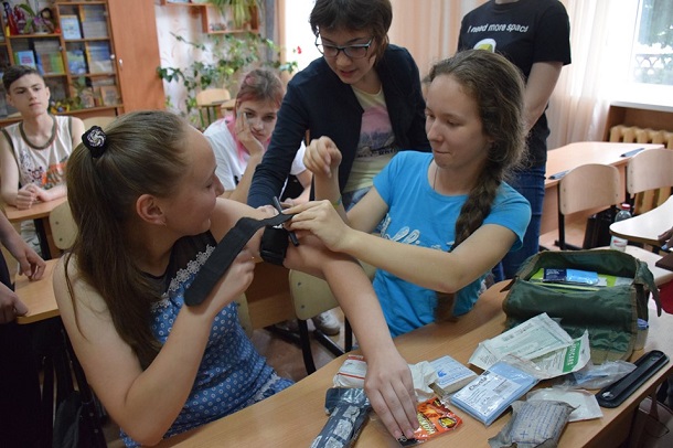 V Kramatorske pogranichniki nauchili shkolnikov okazyvat pervuju medicinskuju pomoshh 1