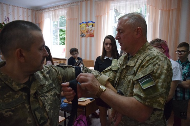 V Kramatorske pogranichniki nauchili shkolnikov okazyvat pervuju medicinskuju pomoshh 3