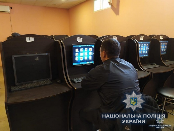 V Kramatorske policziya provela obysk v dvukh zavedeniyakh s igrovymi avtomatami 2