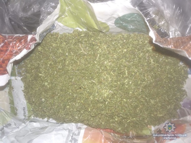 Vo vremja obyska u zhitelja Kramatorska byli izjaty marihuana patrony i pistolet 1