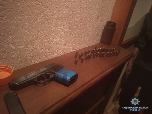 Vo vremja obyska u zhitelja Kramatorska byli izjaty marihuana patrony i pistolet 3