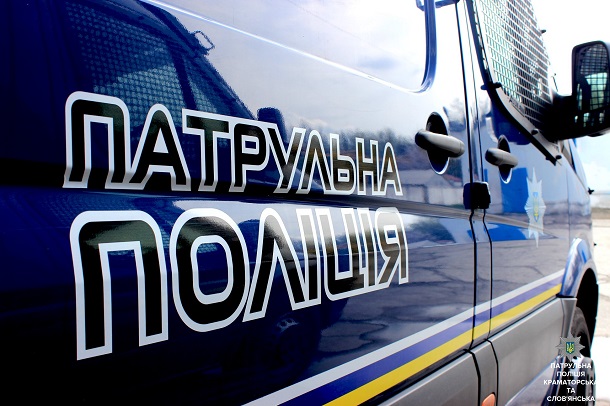 V Kramatorske patrulnye obnaruzhili avtomobil s poddelnymi dokumentami