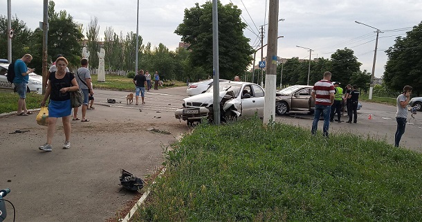 V Kramatorske na peresechenii ulic Dvorcovoj i Prijmachenko stolknulos neskolko avtomobilej 3