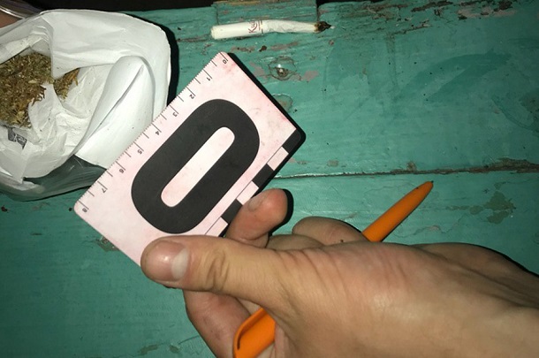 V Kramatorske policejskie obnaruzhili paket s narkotikom 1
