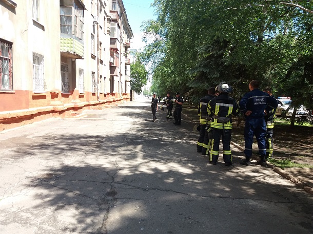 V Kramatorske spasli babushku zakryvshujusja v svoej kvartire 5