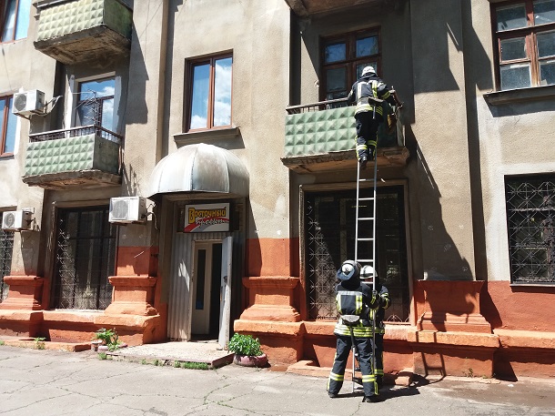 V Kramatorske spasli babushku zakryvshujusja v svoej kvartire 7