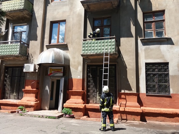 V Kramatorske spasli babushku zakryvshujusja v svoej kvartire 8