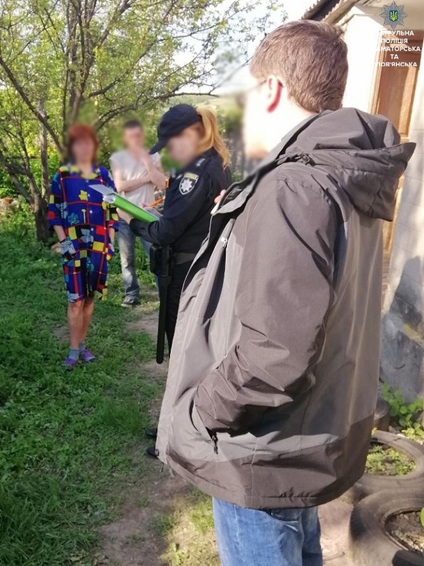V Kramatorske policejskie priehavshie na vyzov o domashnem nasilii obnaruzhili narkotiki 2
