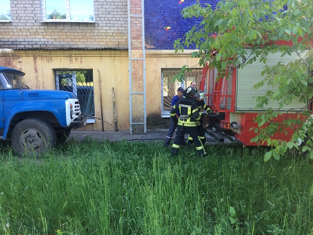 V Kramatorske spasateli vytashhili zastrjavshij gruzovik 1
