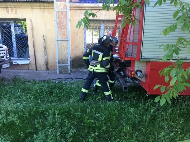 V Kramatorske spasateli vytashhili zastrjavshij gruzovik 2