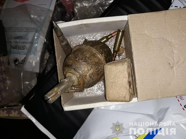 V Kramatorske policejskie izjali jashhik s granatami i patrony 1