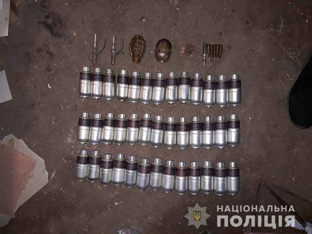 V Kramatorske policejskie izjali jashhik s granatami i patrony 4