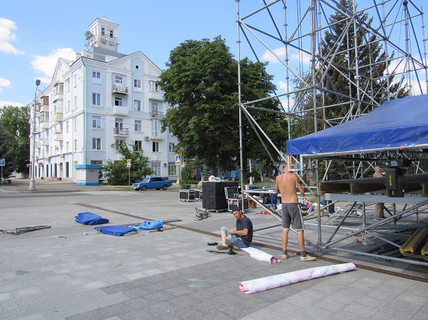 V Kramatorske na ploshhadi Mira montirujut scenu 4
