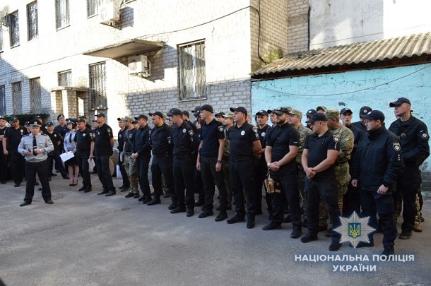 V Kramatorske policejskie berut pod ohranu pomeshhenija s izbiratelnymi bjulletenjami 1