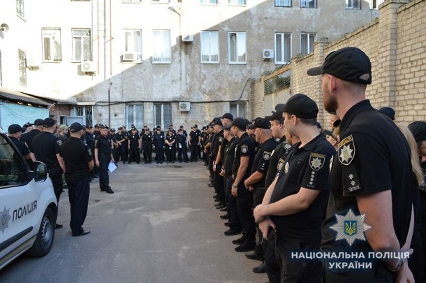 V Kramatorske policejskie berut pod ohranu pomeshhenija s izbiratelnymi bjulletenjami 2