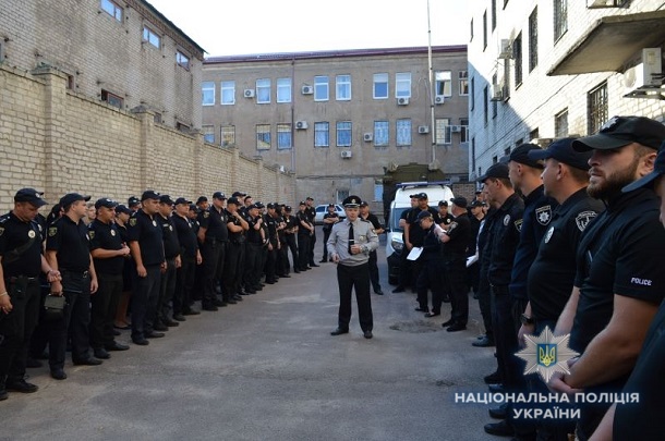V Kramatorske policejskie berut pod ohranu pomeshhenija s izbiratelnymi bjulletenjami 3