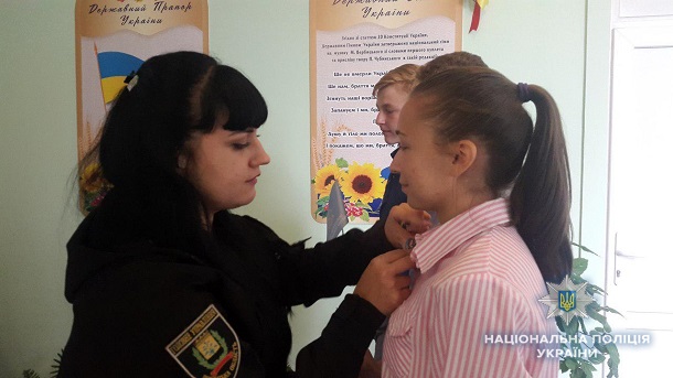 V Kramatorske pravoohraniteli pomogli sozdat v shkole patrioticheskij ugolok 1