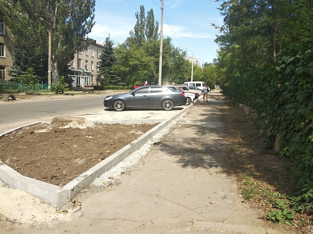 Vozle detskoj polikliniki v centralnoj chasti Kramatorska budet ploshhadka dlja parkovki 1