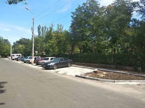 Vozle detskoj polikliniki v centralnoj chasti Kramatorska budet ploshhadka dlja parkovki 2