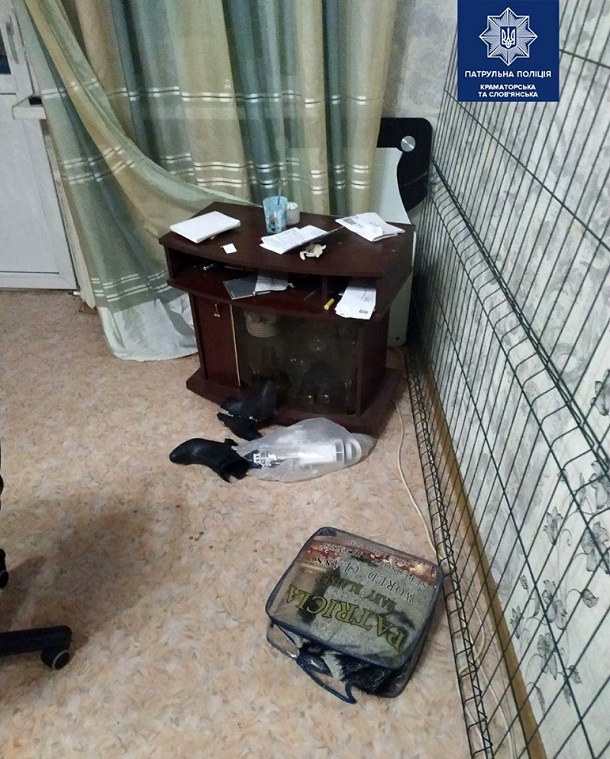 V Kramatorske patrulnye snjali s pozharnoj lestnicy Karlsona 1
