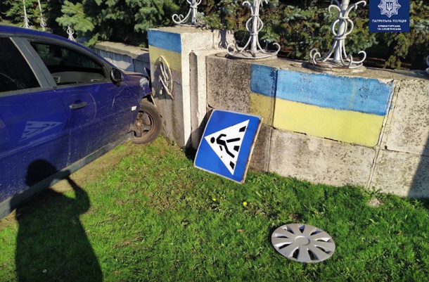 V Kramatorske netrezvyj voditel vrezalsja v betonnoe ograzhdenie
