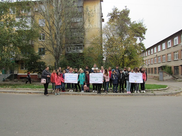 V Kramatorske shkolniki prizyvajut vlasti obustroit peshehodnyj perehod vozle Hudozhestvennogo muzeja 4