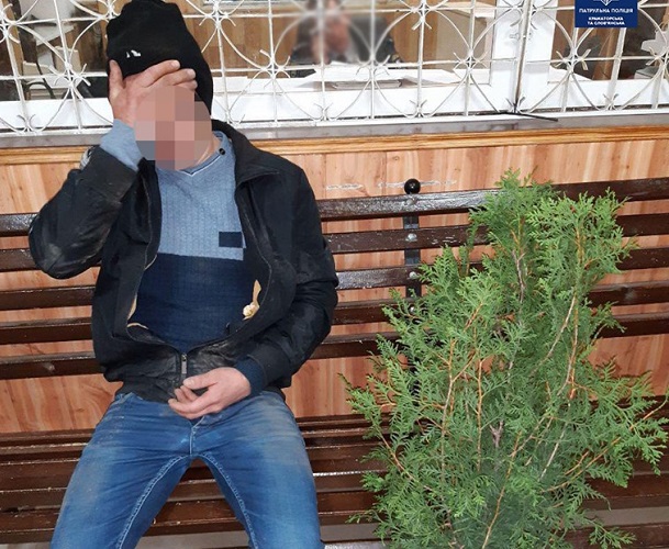 V centre Kramatorska patrulnye zaderzhali muzhchinu so svezhevykopannoj pihtoj 1