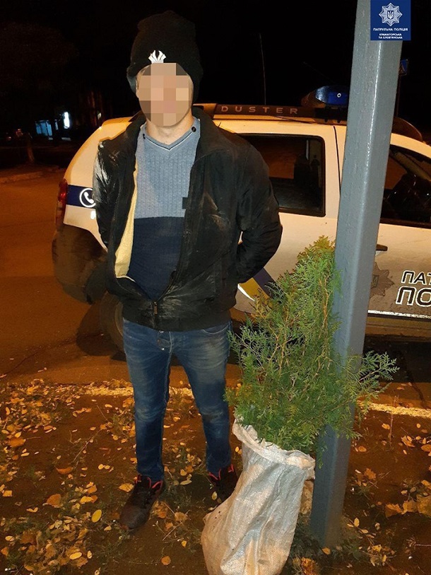 V centre Kramatorska patrulnye zaderzhali muzhchinu so svezhevykopannoj pihtoj 2
