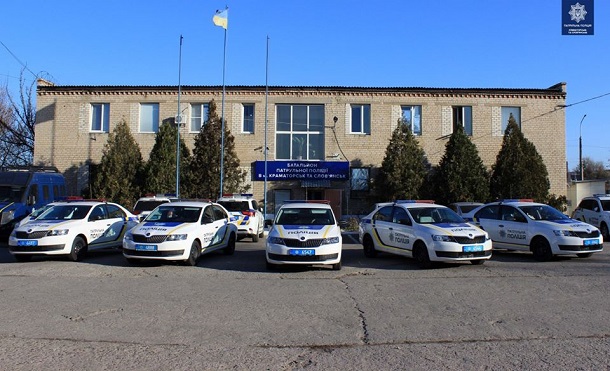 Patrulnaja policija Kramatorska poluchila pjat novenkih avto Skoda Rapid 1