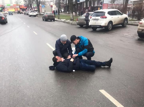 V Kramatorske na prospekte Mira peshehod popal pod kolesa Shevrole 1