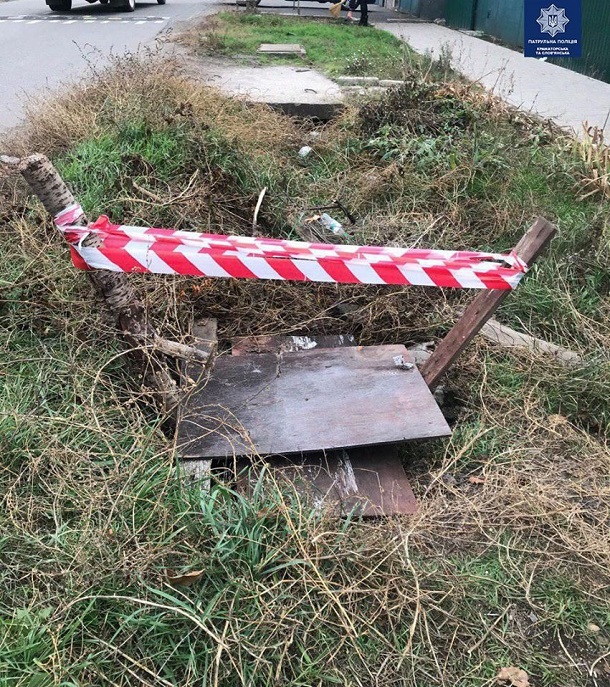 V Kramatorske policejskie spasli sobaku upavshuju v otkrytyj kolodec 1