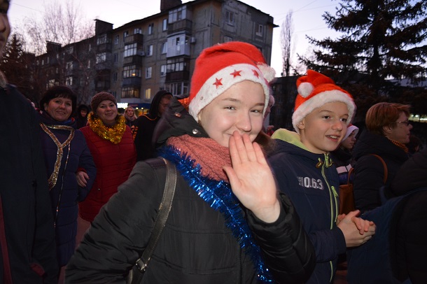 V Kramatorske proshel pervyj Novogodnij parad i zazhglas glavnaja elka goroda 11