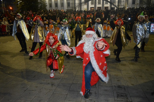 V Kramatorske proshel pervyj Novogodnij parad i zazhglas glavnaja elka goroda 16