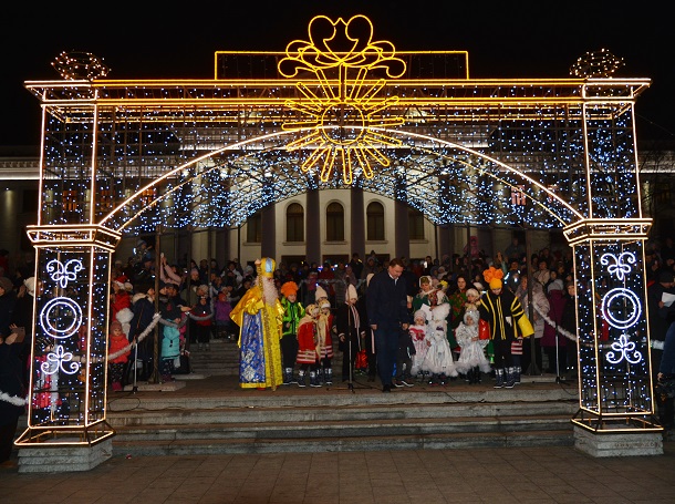 V Kramatorske proshel pervyj Novogodnij parad i zazhglas glavnaja elka goroda 19