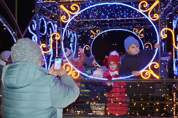 V Kramatorske proshel pervyj Novogodnij parad i zazhglas glavnaja elka goroda 21