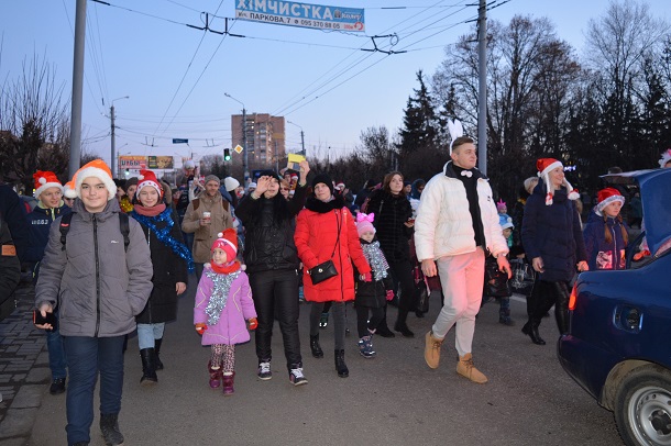 V Kramatorske proshel pervyj Novogodnij parad i zazhglas glavnaja elka goroda 8