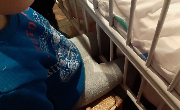 V Kramatorske rebenok zastrjal v metallicheskom manezhe 3
