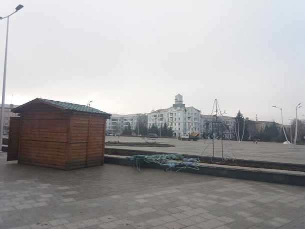 V Kramatorske k Novogodnim prazdnikam ukrashajut ploshhad Mira 2