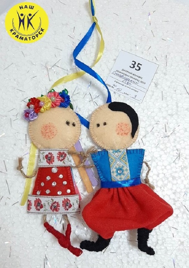V Kramatorske prodolzhaetsja konkurs na luchshuju novogodnjuju igrushku Etnoprikrasa na jalinku 2